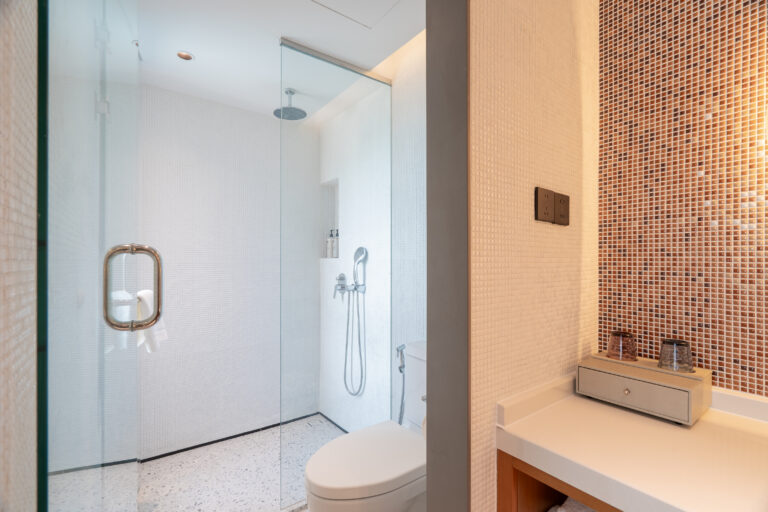 Deluxe King Room Pool Access